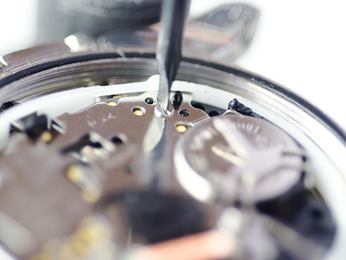 ブランド時計オメガ高価買取のための保管方法 クォーツ時計は電池を外してから保管する