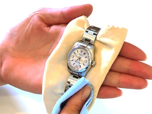 ブランド時計オメガ高価買取のための保管方法 化学製品を拭き取ってから保管する