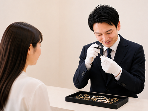 アクセサリーを総合的に確認する様子